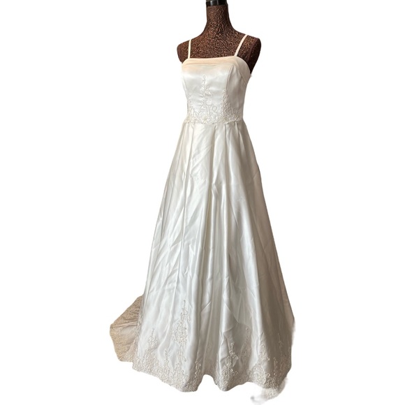 COPY - 🤍Custom tailored Beautiful satin Dress/# 009 - Picture 13 of 16